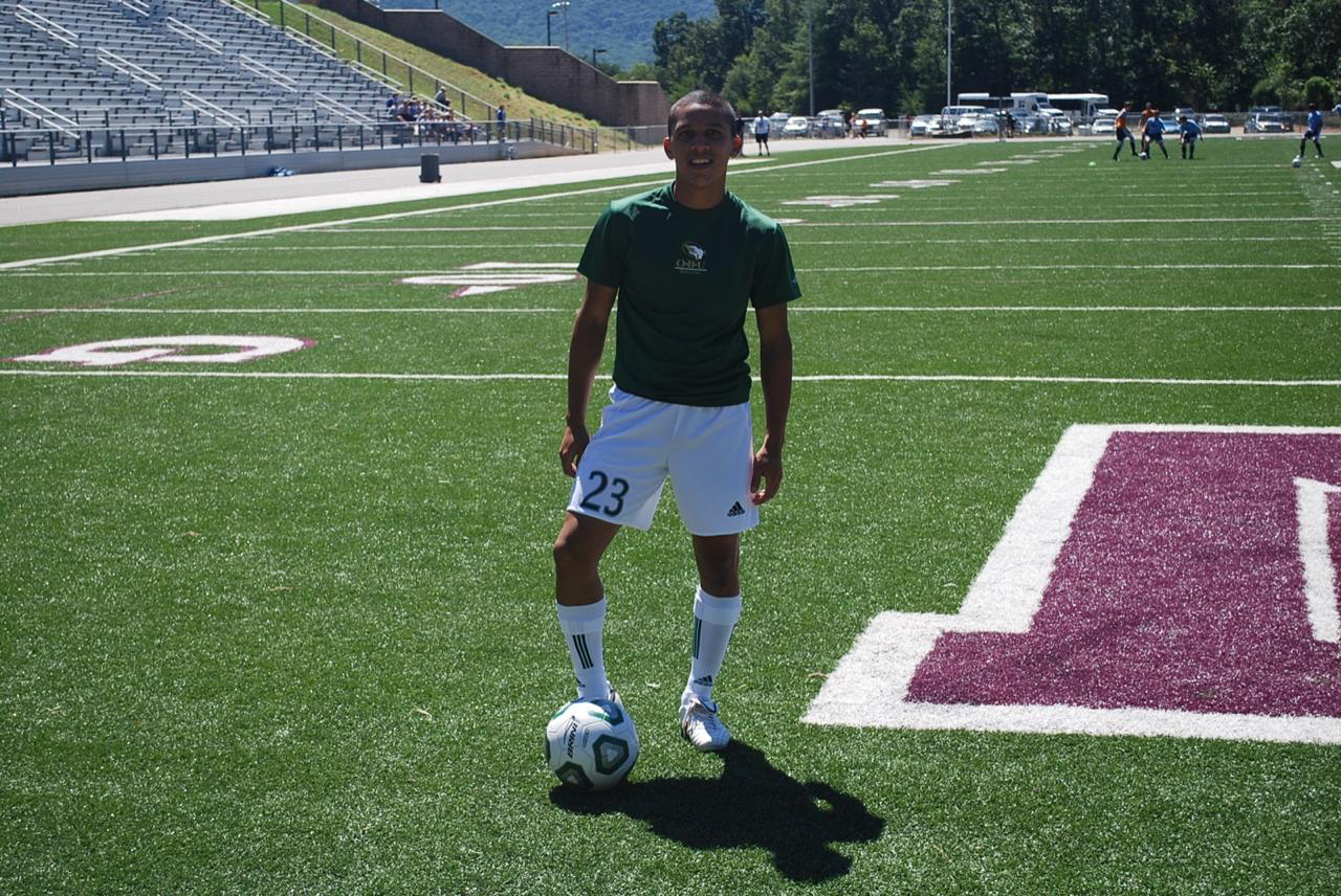 Ruan França em campo de futebol universitário nos Estados Unidos em 2010