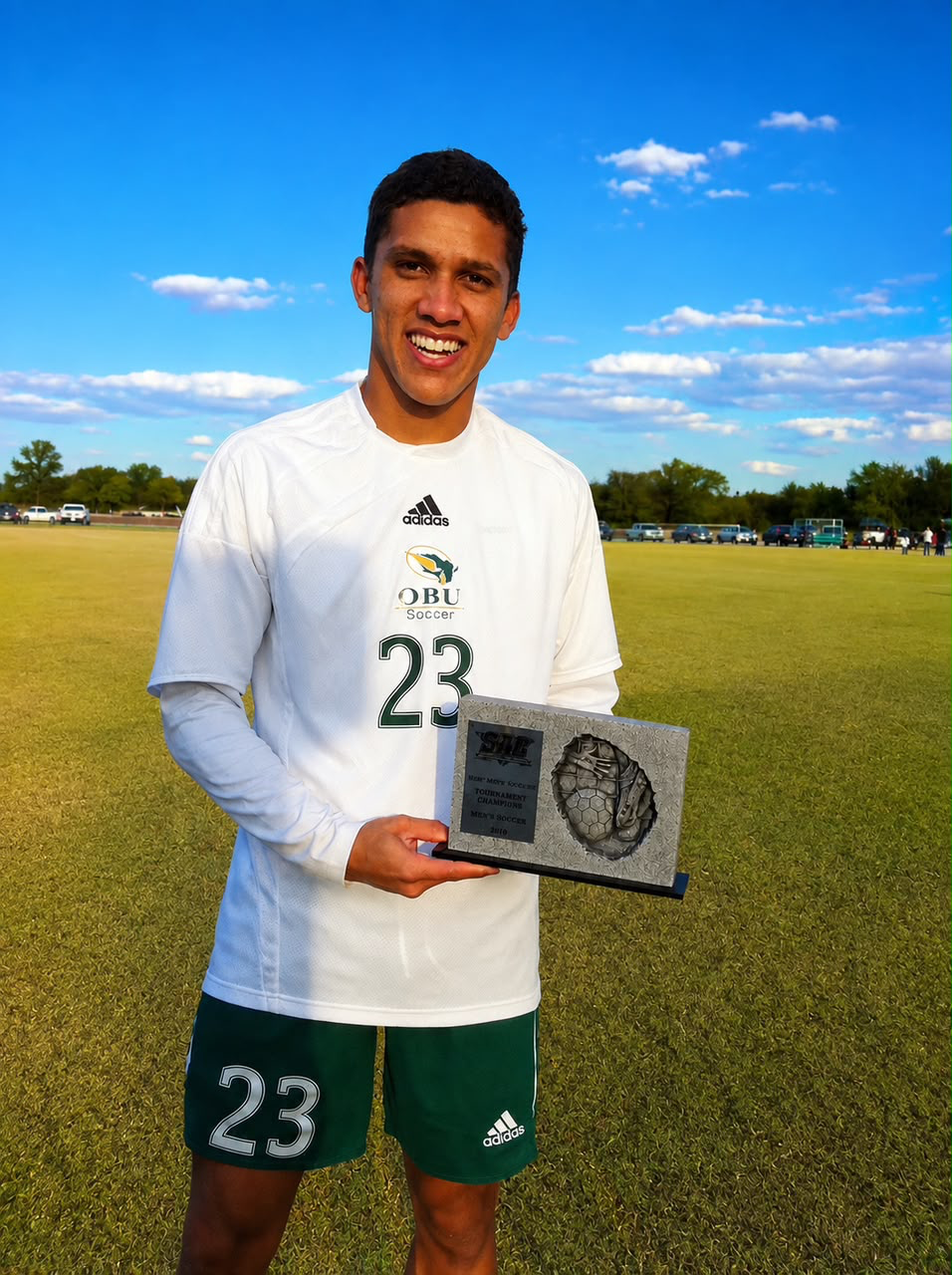 Ruan França segurando troféu de campeão pela Oklahoma Baptist University