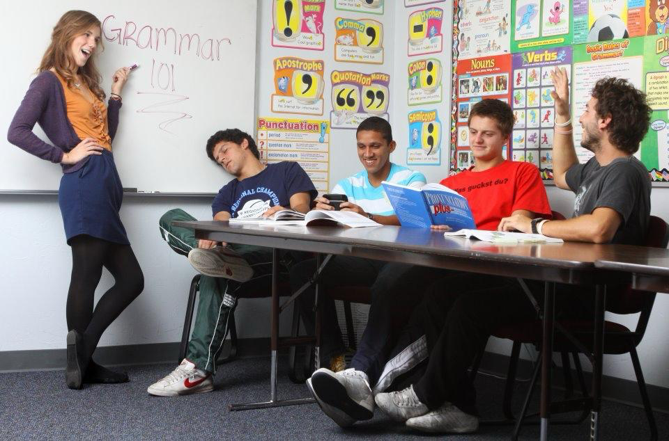 Sala de aula de inglês na universidade americana com alunos internacionais