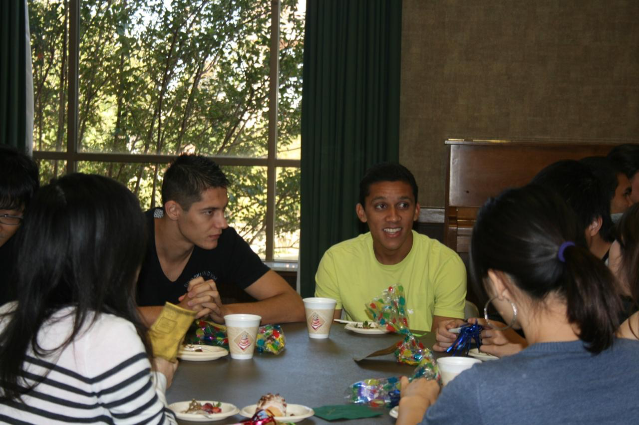 Ruan França conversando com estudantes de vários países em uma mesa